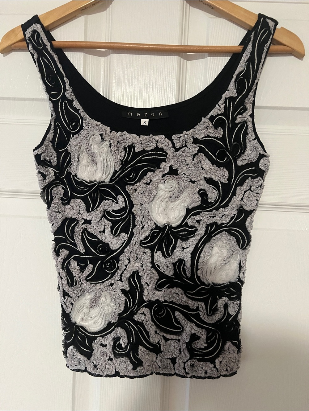 Mezon Black and White Floral Textured Scoop Tank